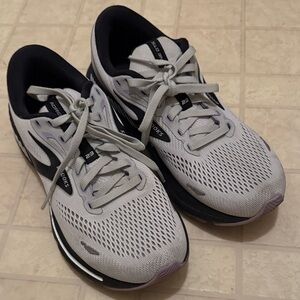 Brooks Women’s  Adrenaline GTS 23 Cushion Support Light Gray Lavender Shoes